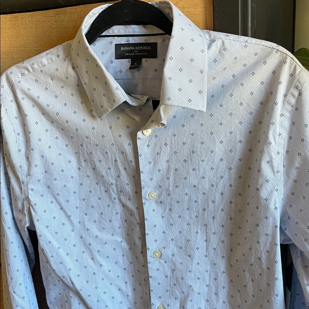 Banana Republic Men's Shirt in Light Blue Pattern